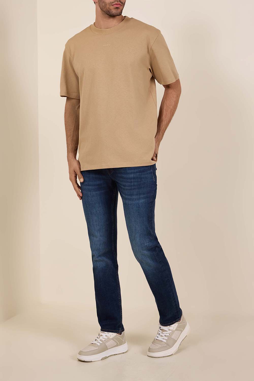 תמונת דוגמן קידמית של נעלי סניקרס