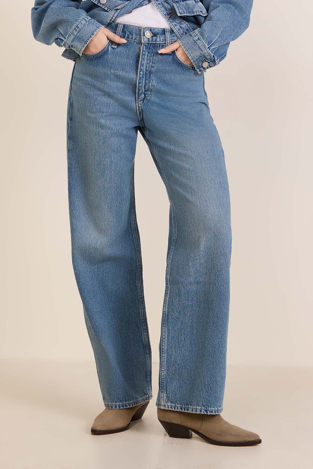 תמונת דוגמן קידמית של מכנסי ג'ינס בגזרה ישרה