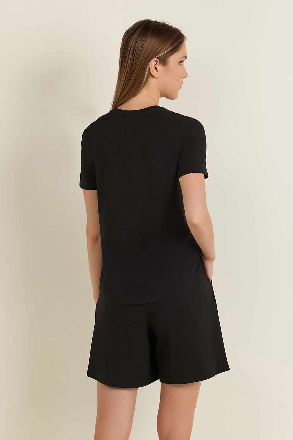 תמונת דוגמן אחורית של Love Crew Short Sleeve T-Shirt