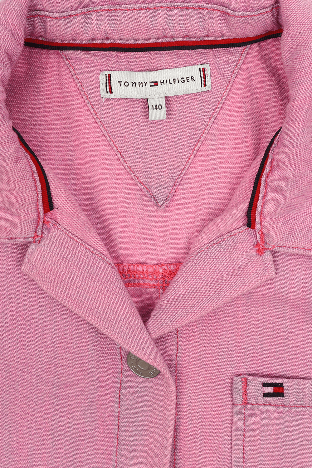 תמונת פנים של אוברול ורוד עם לוגו