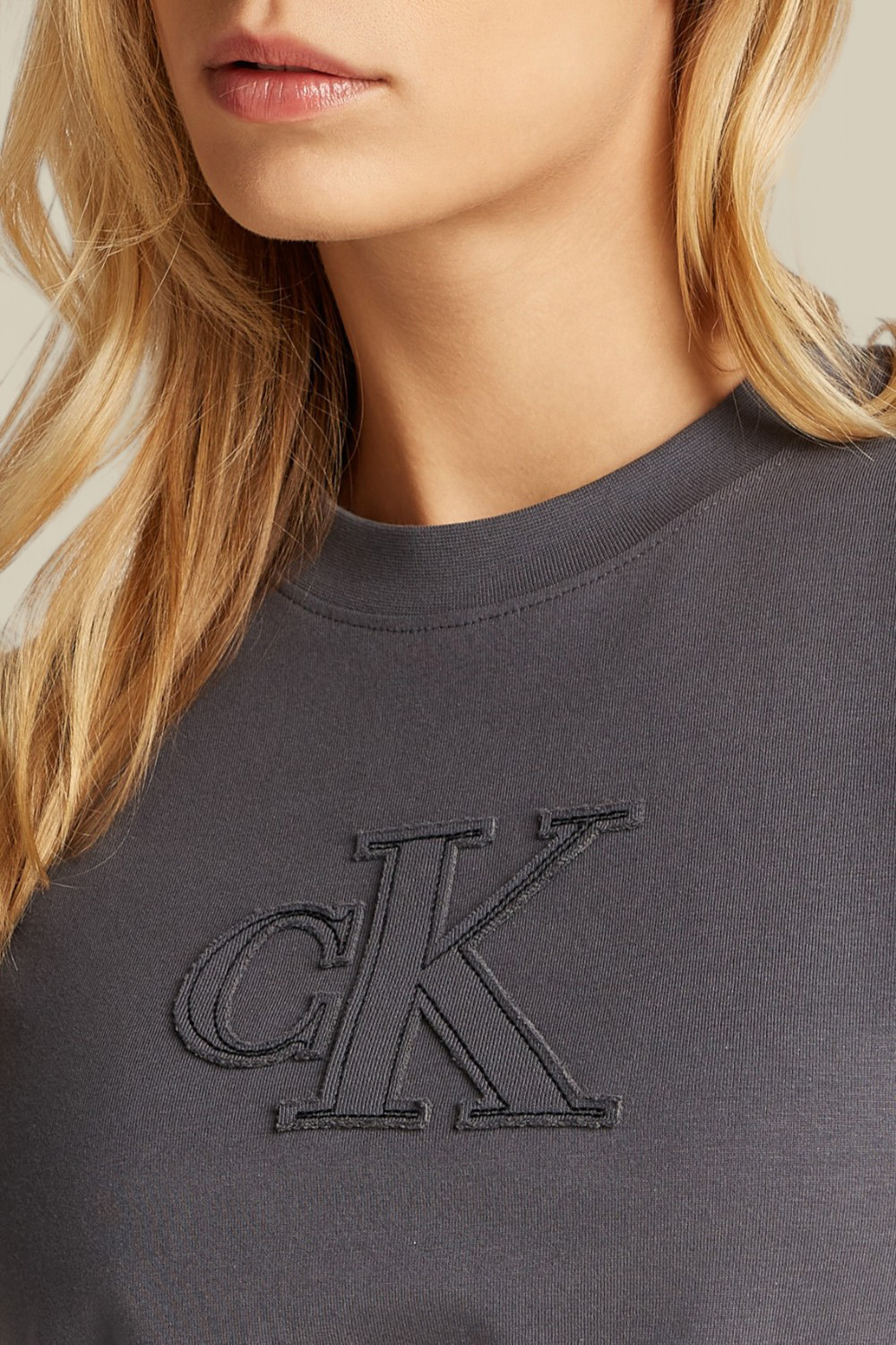 תמונת תקריב דוגמן של חולצת טי