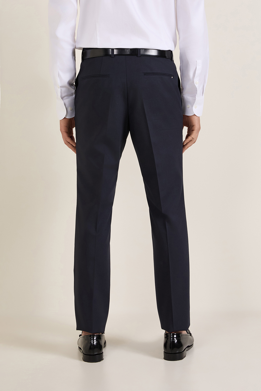 תמונת דוגמן אחורית של מכנסיים מחוייטים סלים פיט