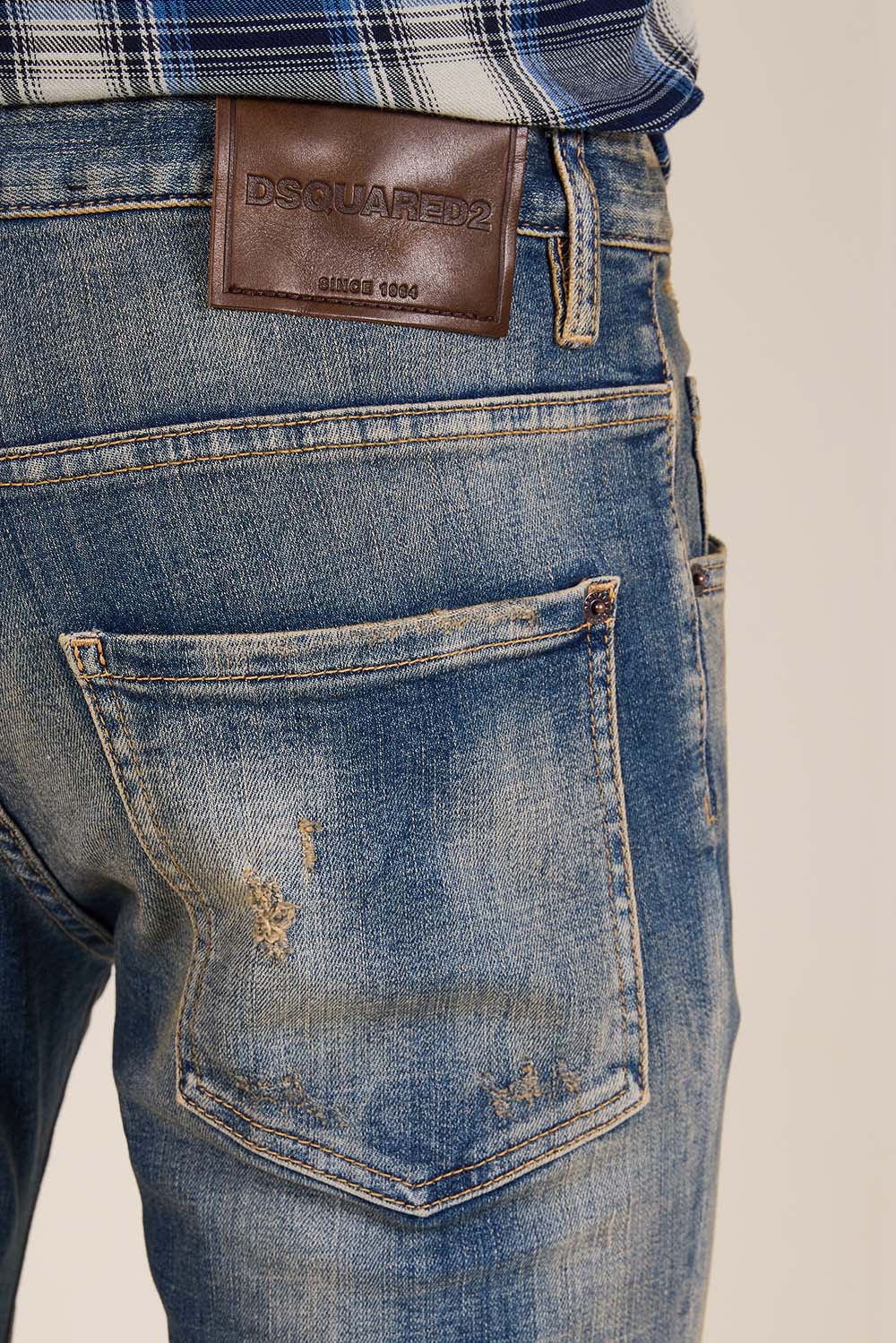 תמונת תקריב דוגמן של מכנסי ג'ינס סלים