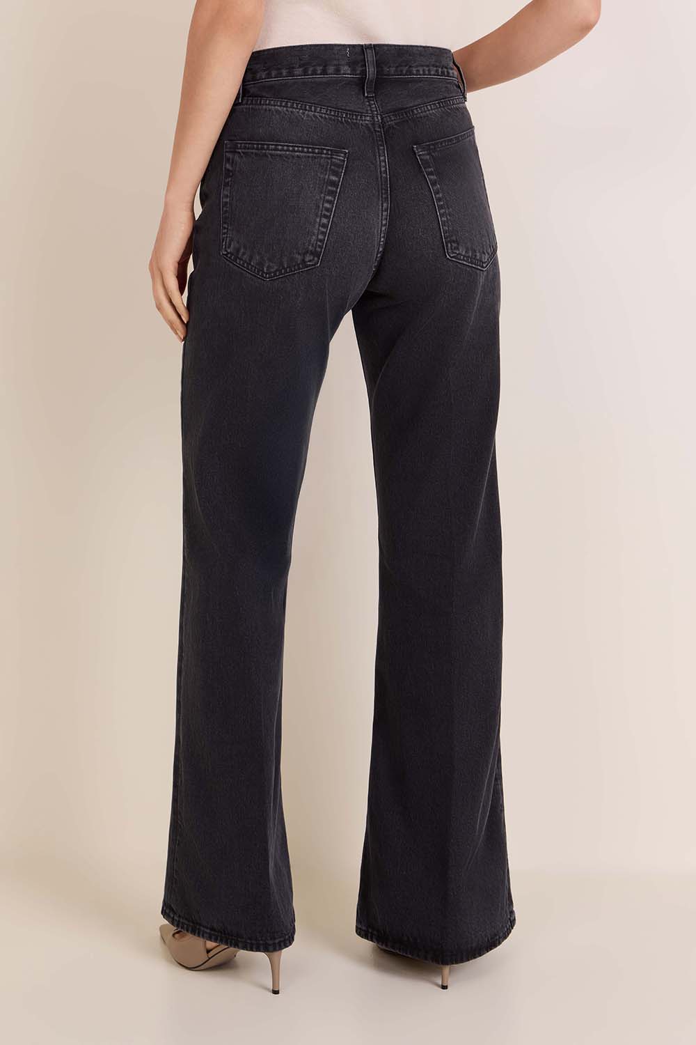 תמונת דוגמן אחורית של מכנסי ג'ינס בגזרה מתרחבת