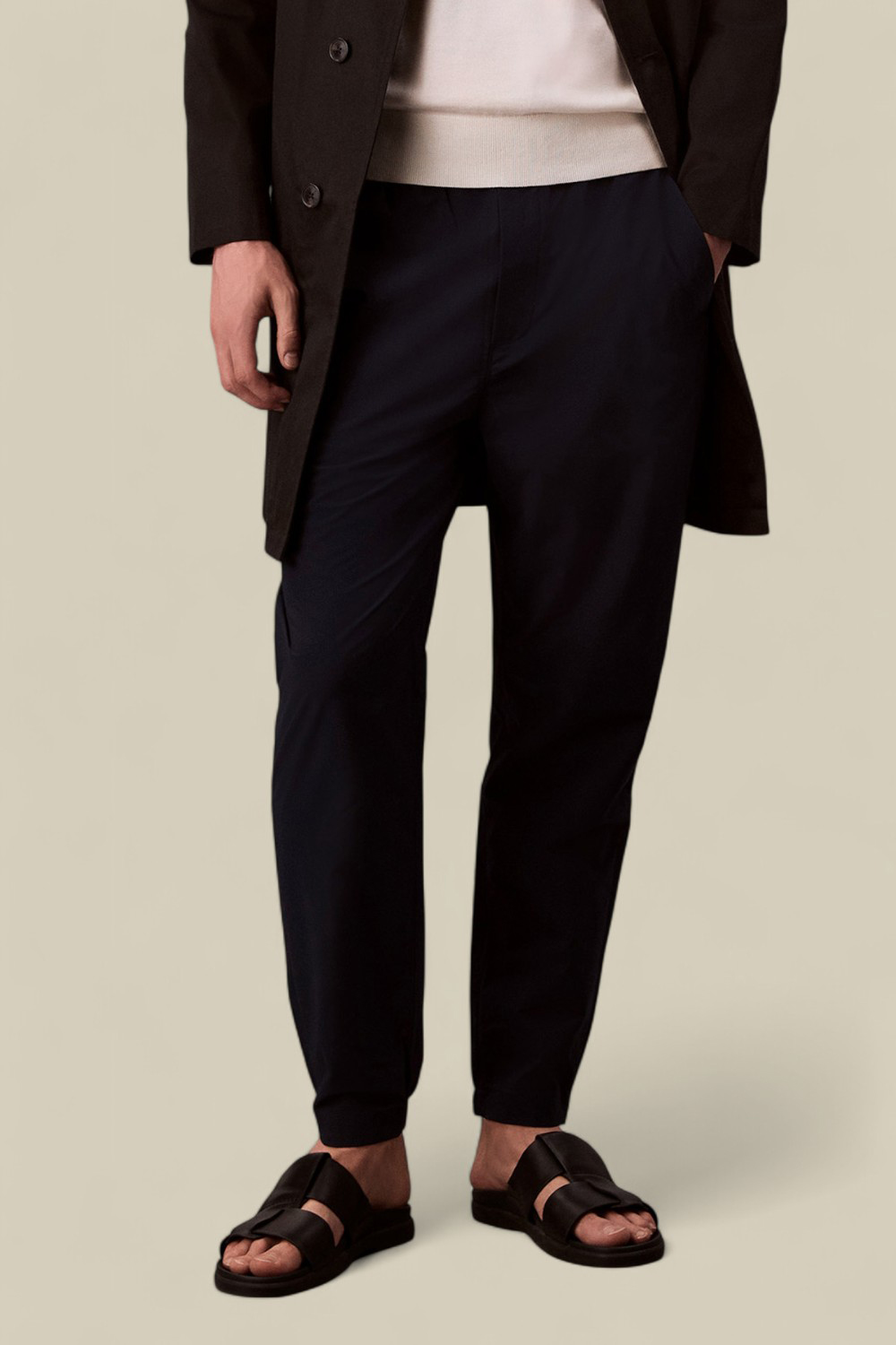 תמונת דוגמן קידמית של מכנסיים ארוכים סלים פיט