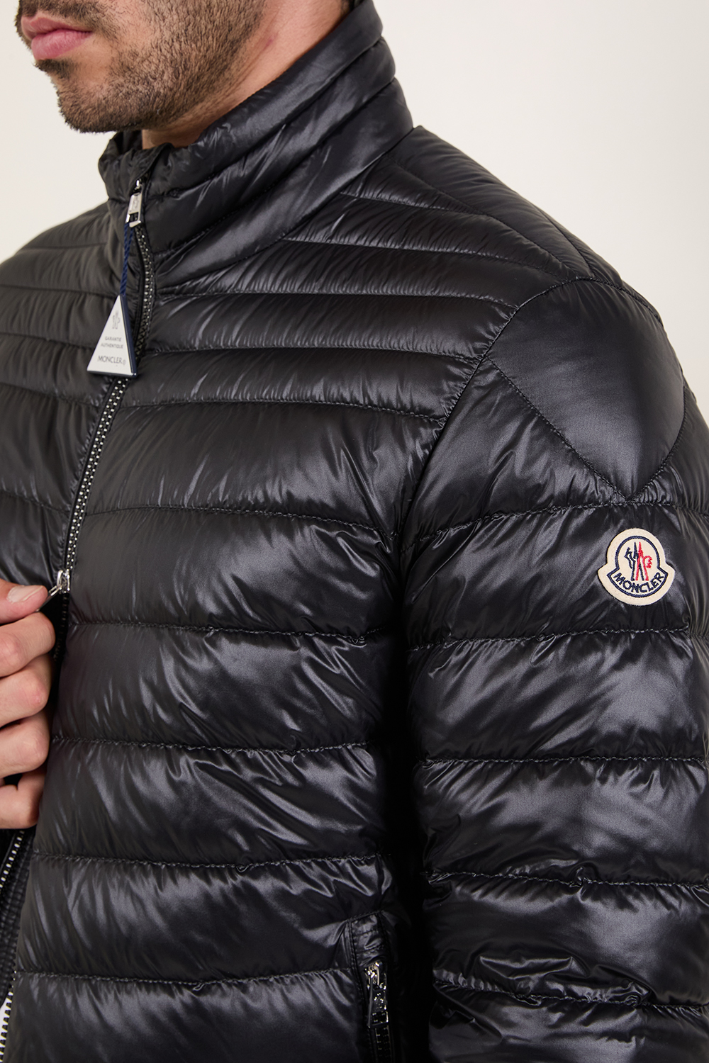 תמונת תקריב דוגמן של מעיל פוך קל-משקל