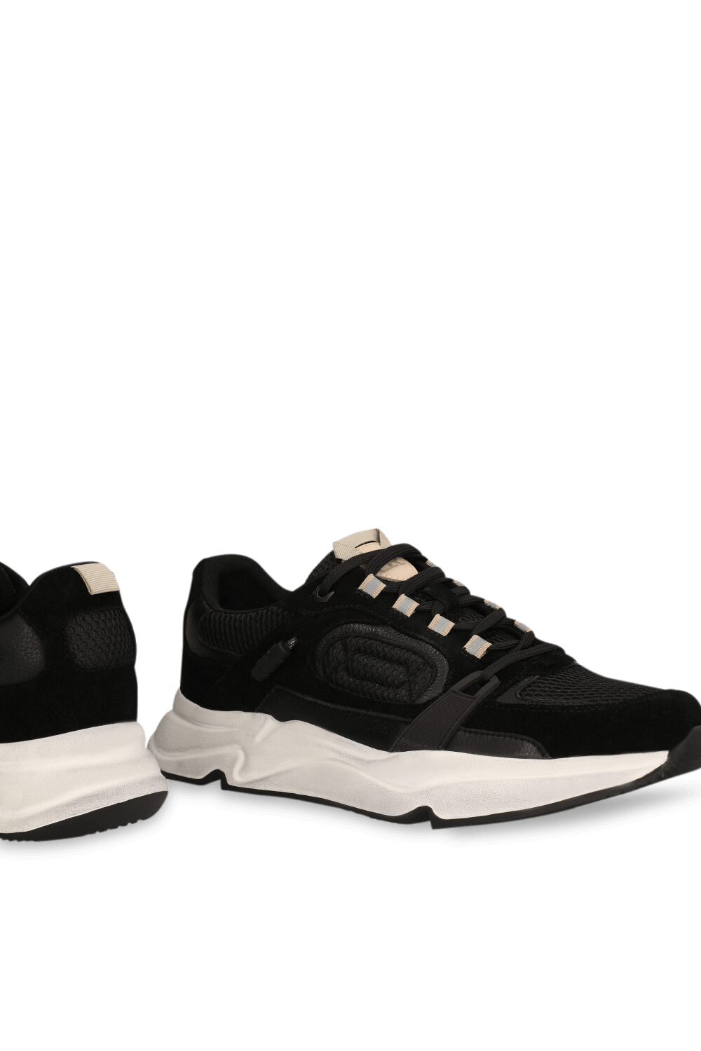 תמונת תקריב של נעלי סניקרס