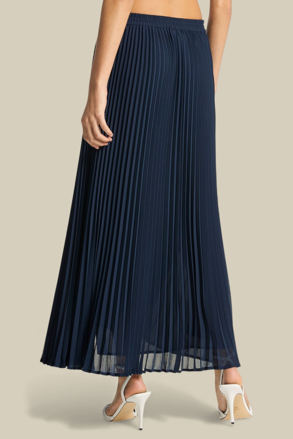 תמונת דוגמן אחורית של חצאית פליסה