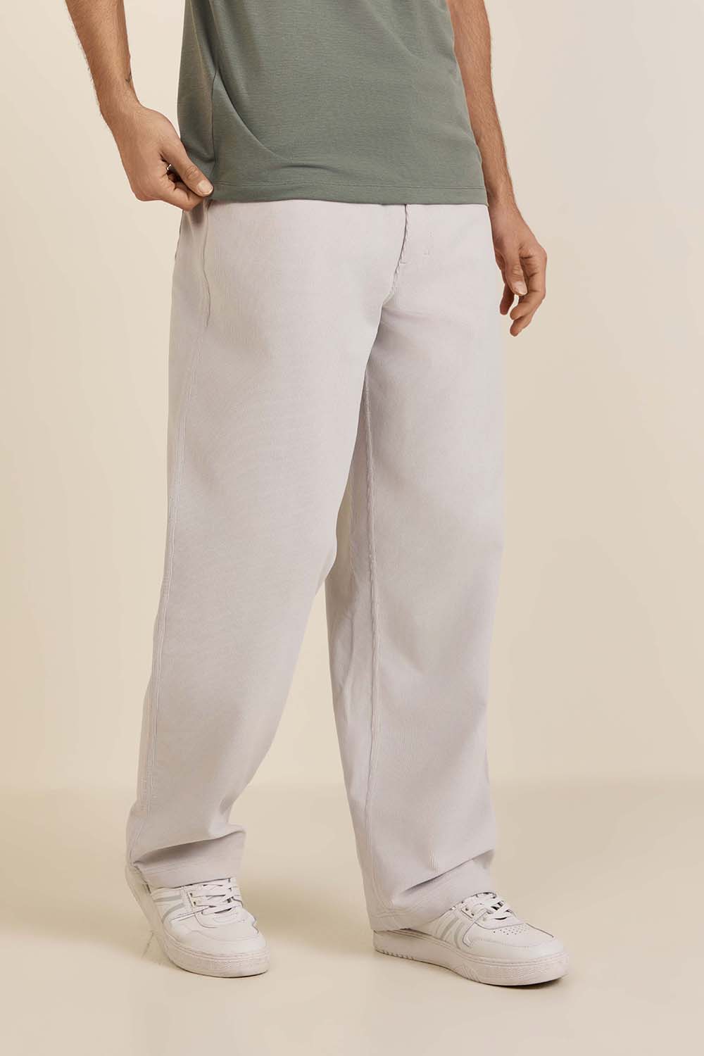 תמונת דוגמן קידמית של Corduroy Oversized-Fit Trouser 32L