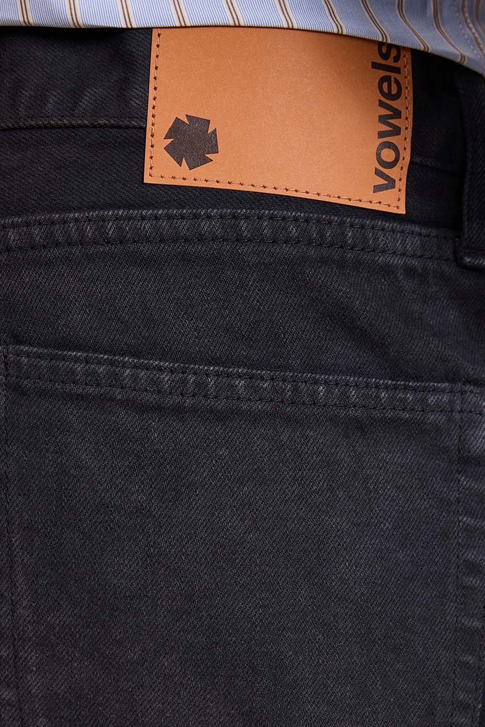 תמונת דוגמן אחורית של מכנסי ג'ינס בגזרה ישרה