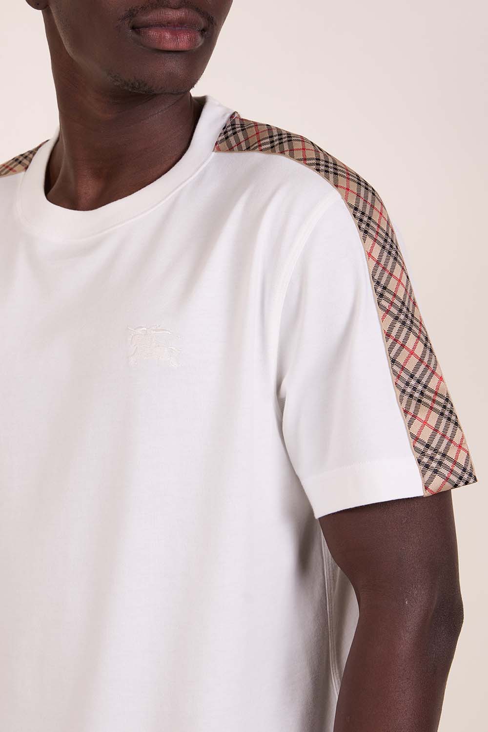 תמונת תקריב דוגמן של חולצת טי