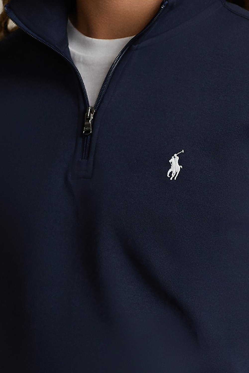 תמונת תקריב דוגמן של סווטשירט עם חצי רוכסן