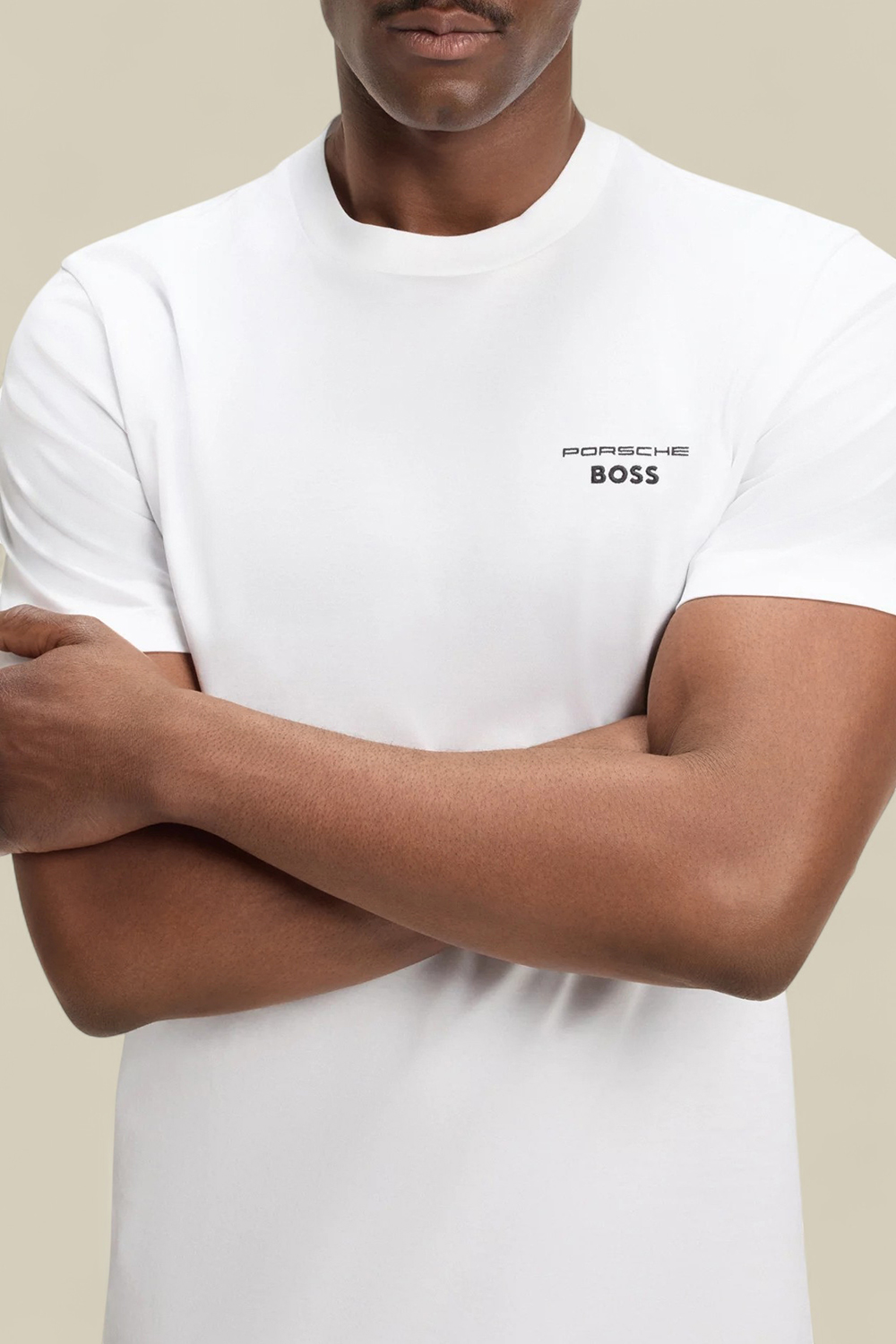 תמונת תקריב דוגמן של חולצת טי פורשה X בוס