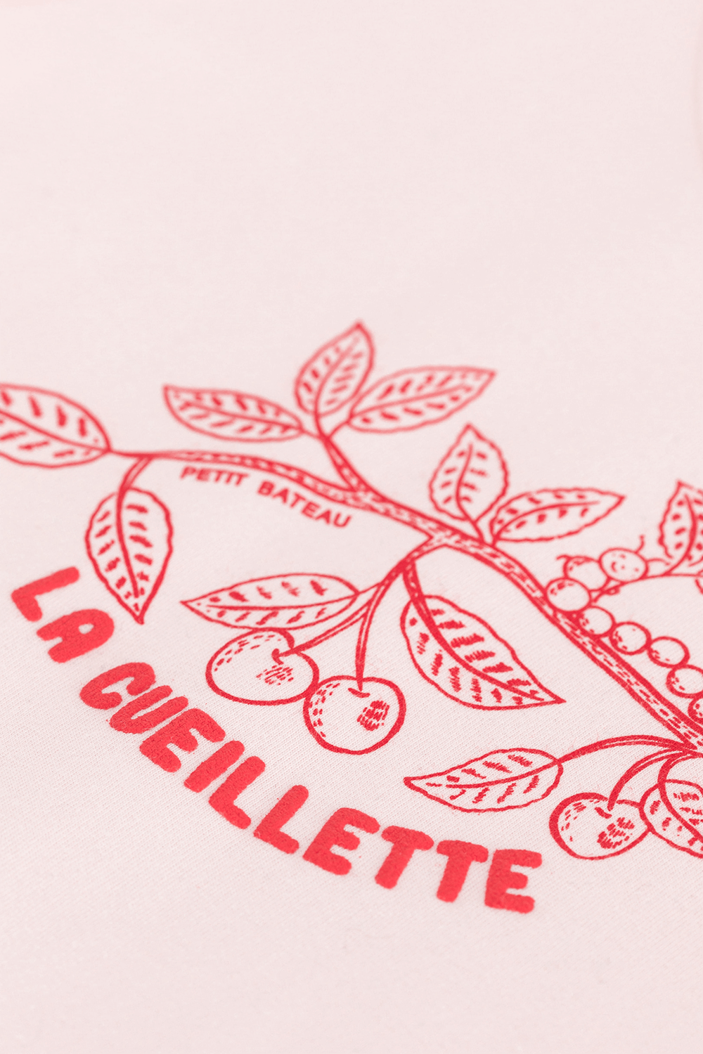 תמונת תקריב של חולצת טי