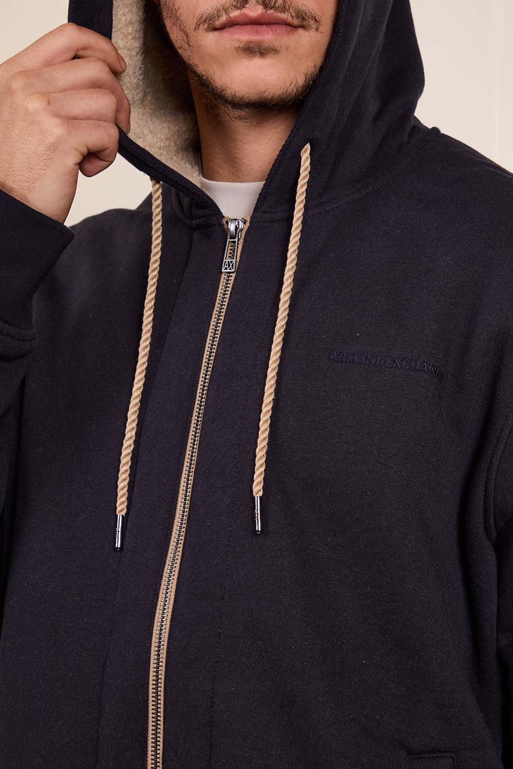 תמונת תקריב דוגמן של סווטשירט קפוצ'ון פליז