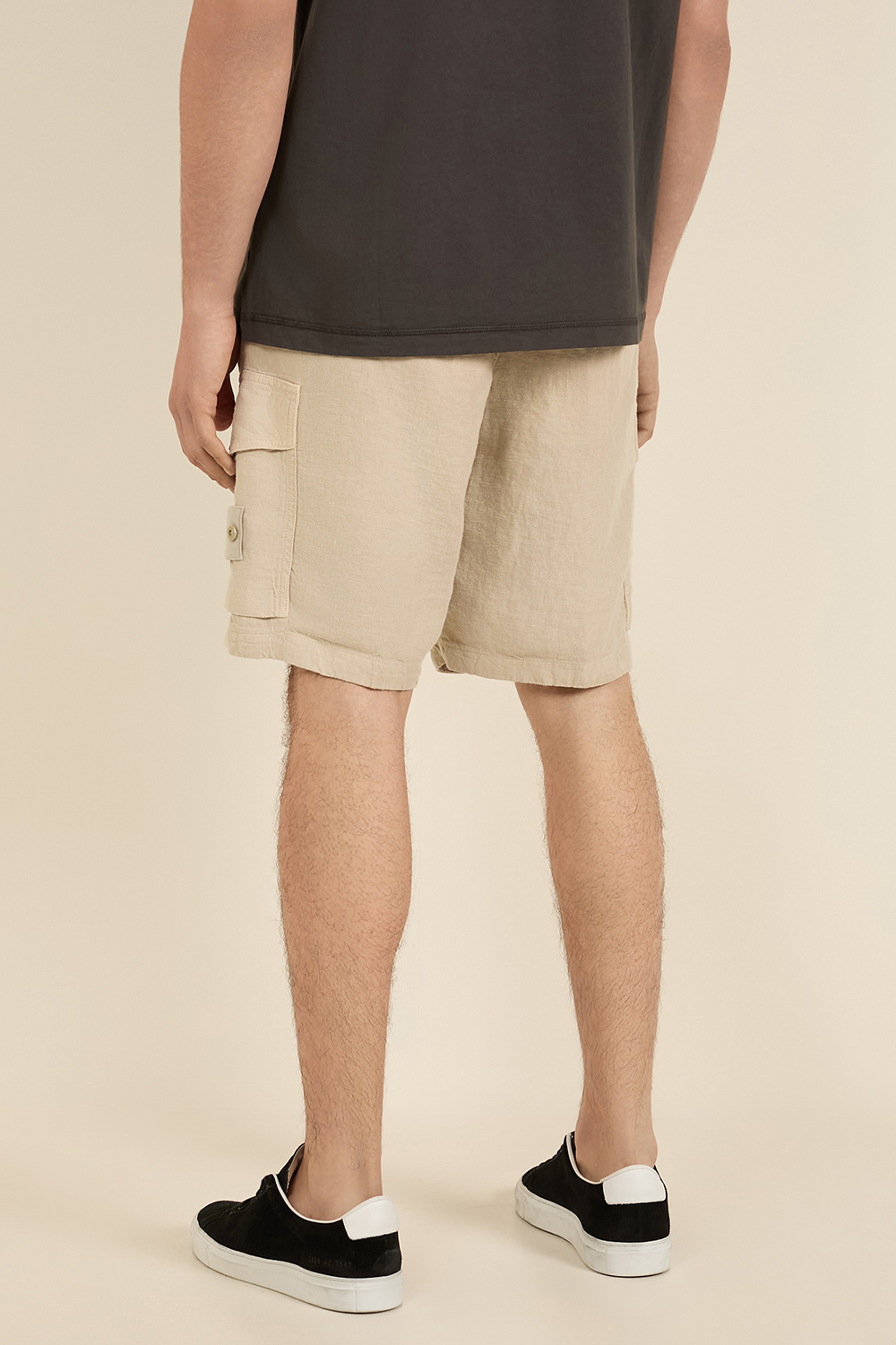 תמונת דוגמן אחורית של מכנסי ברמודה