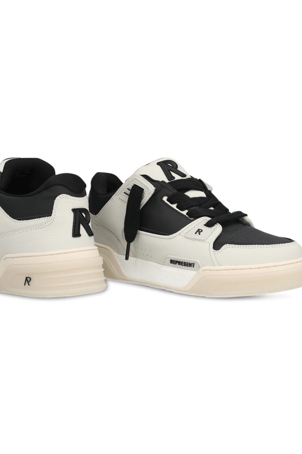 תמונת תקריב של נעלי סניקרס סטודיו