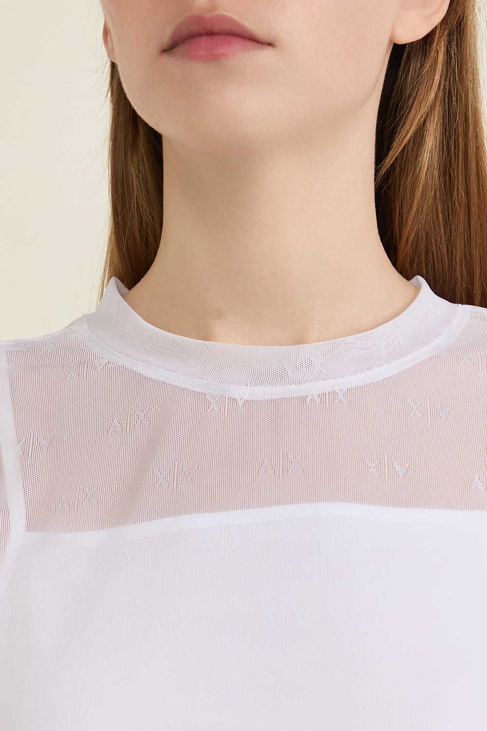 תמונת תקריב דוגמן של חולצת טי שקופה