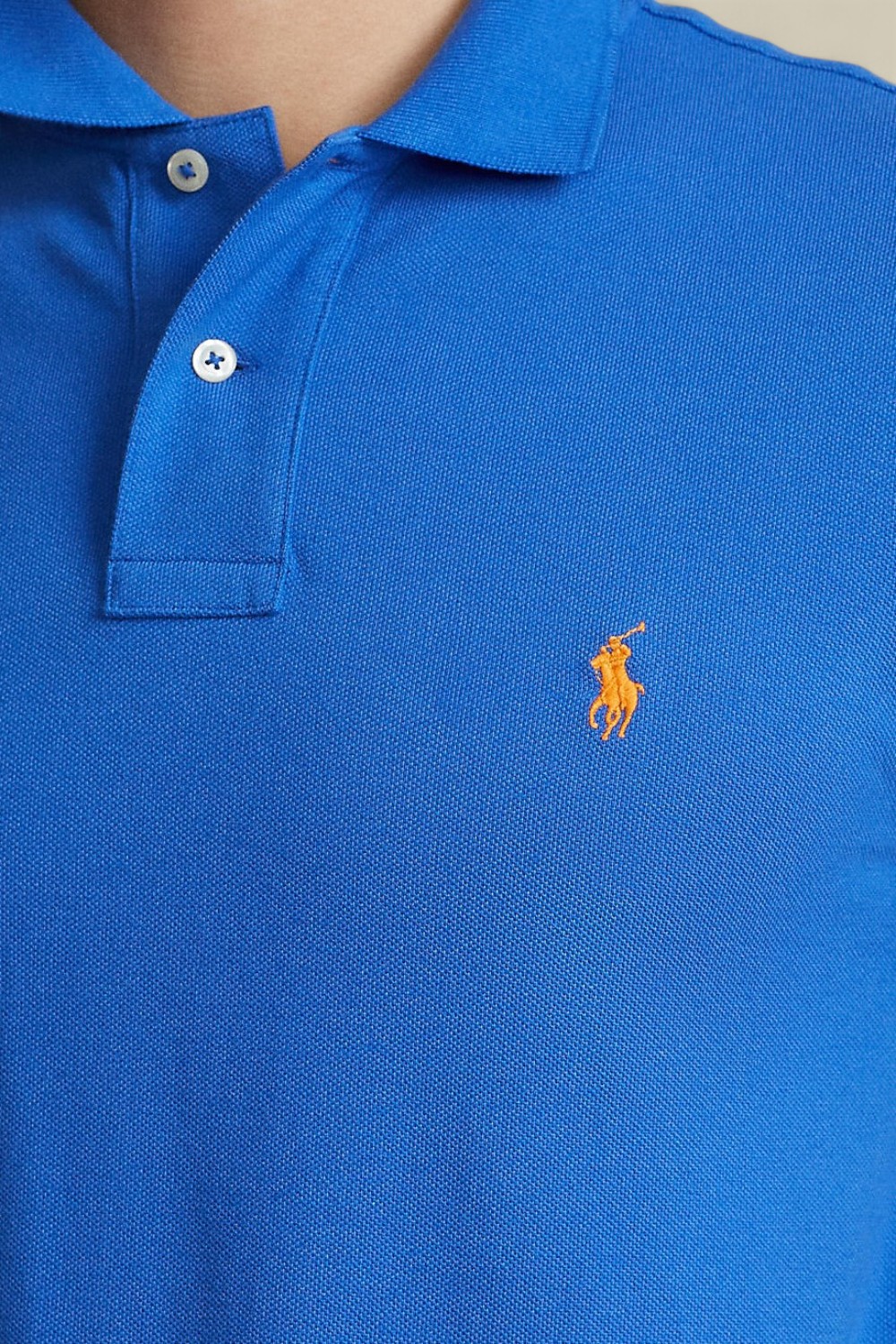 תמונת תקריב דוגמן של חולצת פולו סלים פיט