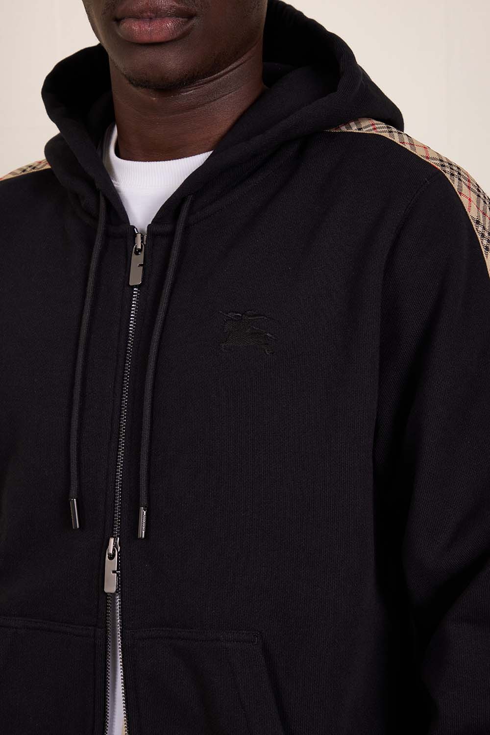 תמונת תקריב דוגמן של סווטשירט קפוצ'ון סלים פיט