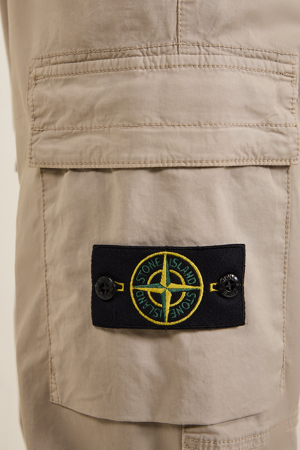 תמונת תקריב דוגמן של מכנסי קרגו