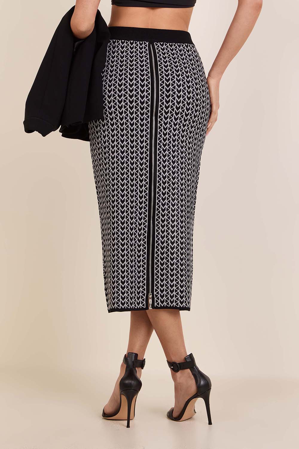 תמונת דוגמן אחורית של חצאית עיפרון