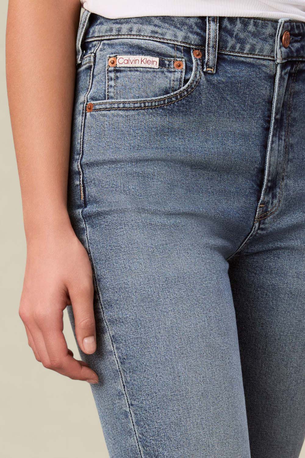 תמונת תקריב דוגמן של מכנסי ג'ינס בגזרת סקיני בוטקאט