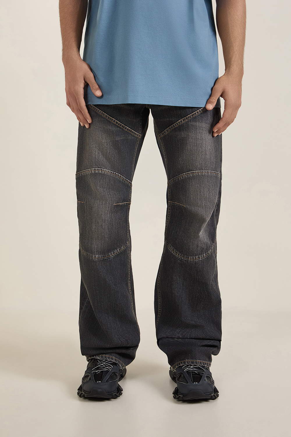 תמונת דוגמן קידמית של מכנסיים בגזרה נמוכה