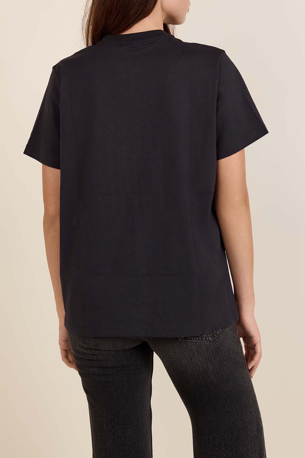 תמונת דוגמן אחורית של חולצת טי