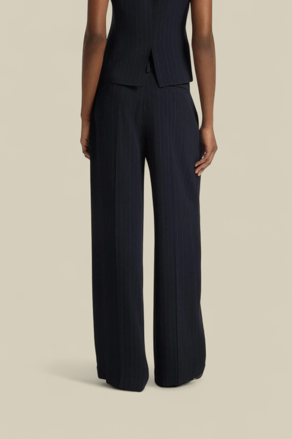 תמונת דוגמן אחורית של מכנסיים מחוייטים