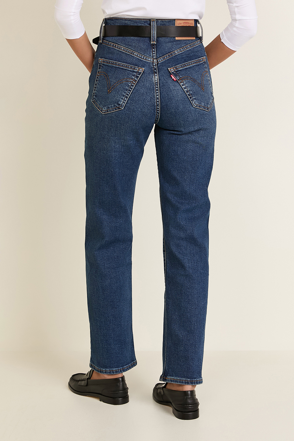 תמונת דוגמן אחורית של מכנסי ג'ינס באורך מלא