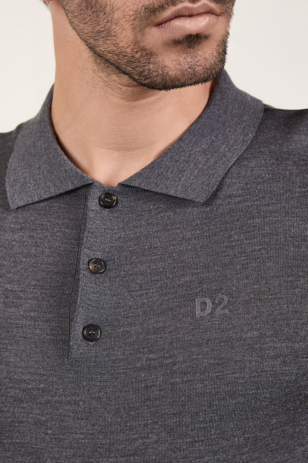 תמונת תקריב דוגמן של חולצת פולו מצמר