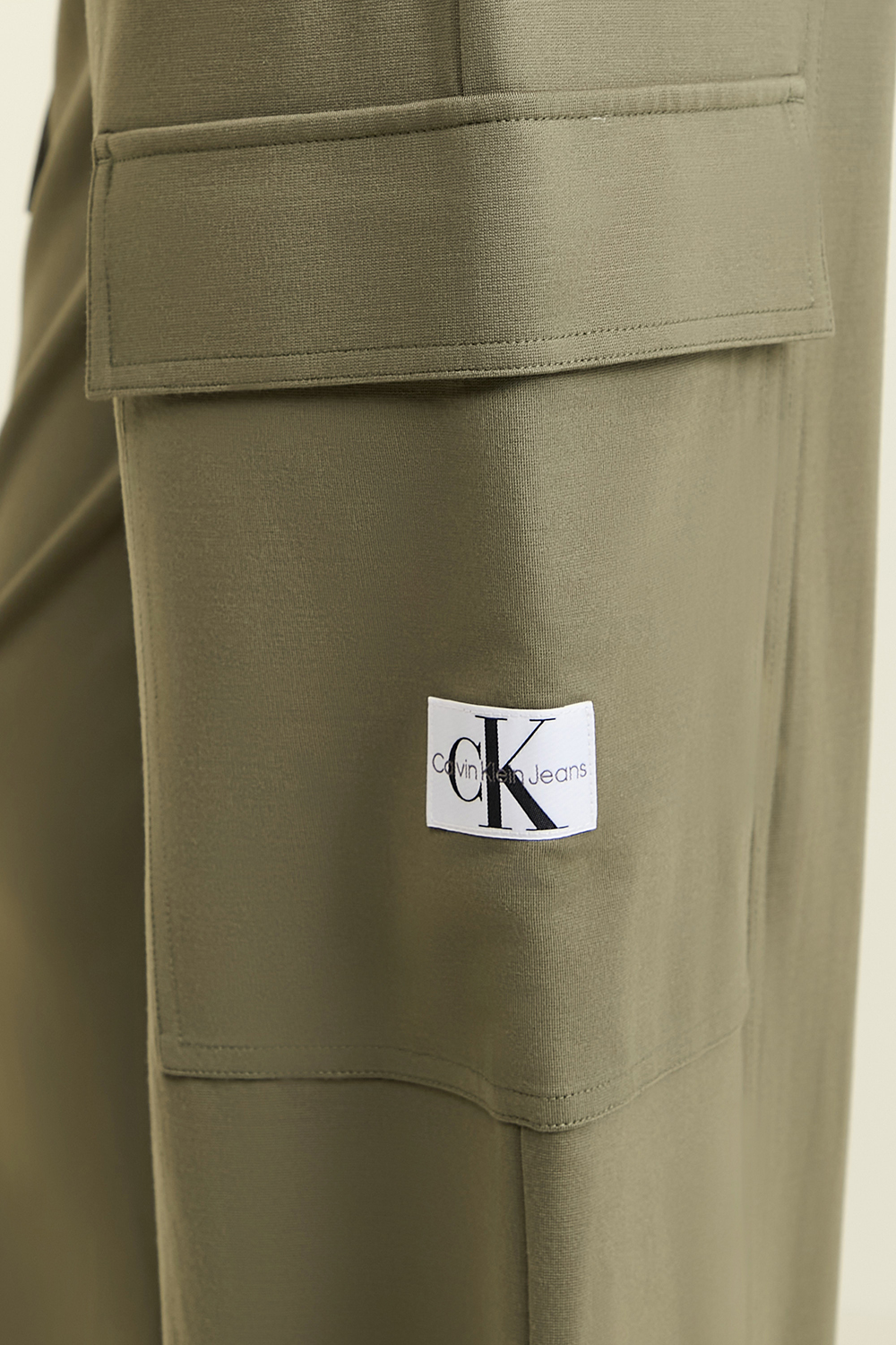 תמונת תקריב דוגמן של מכנסי מילאנו