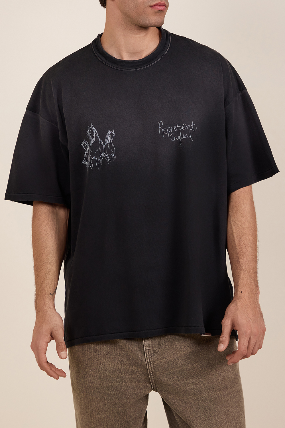 תמונת דוגמן קידמית של חולצת טי מאויירת אוברסייז