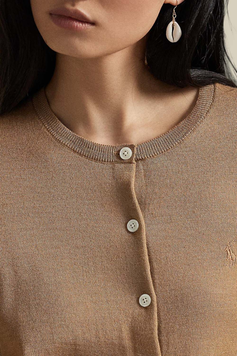 תמונת תקריב דוגמן של קרדיגן צמר