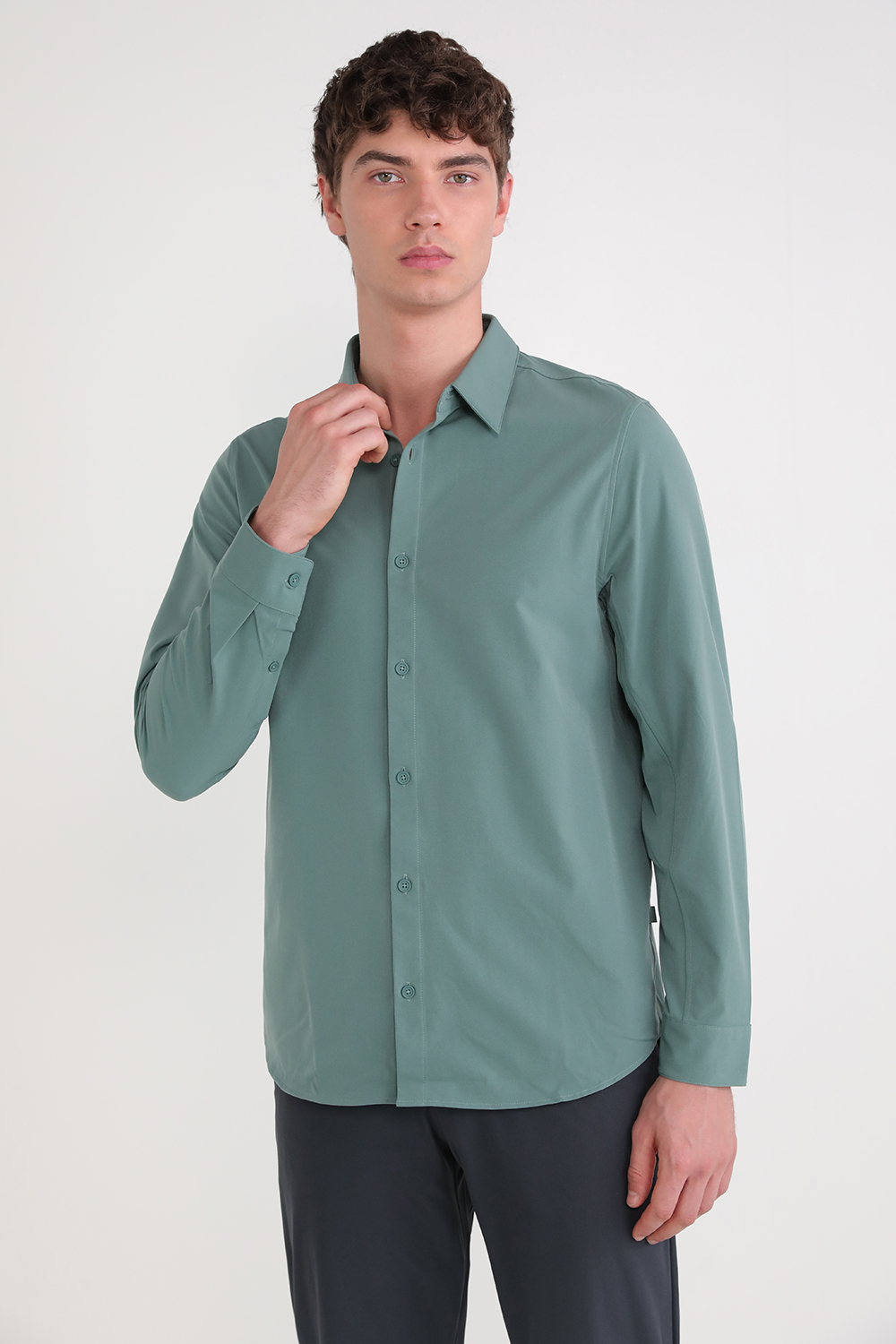 תמונת דוגמן קידמית של New Venture Classic-Fit Long-Sleeve Shirt