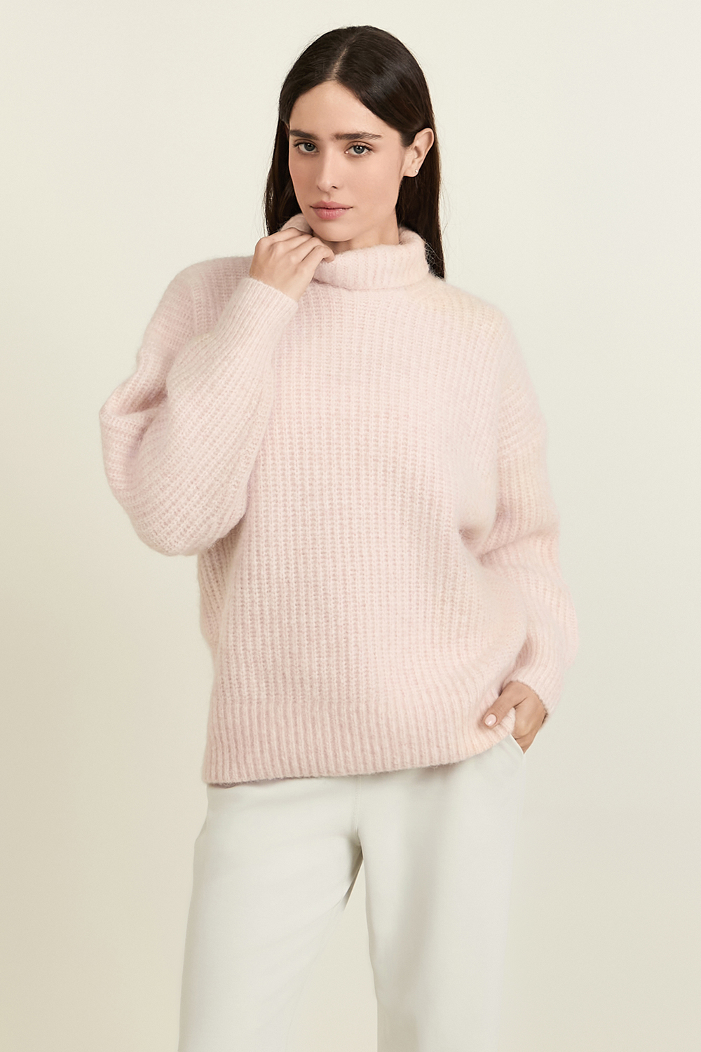 תמונת דוגמן קידמית של Alpaca Wool-Blend Funnel-Neck Sweater