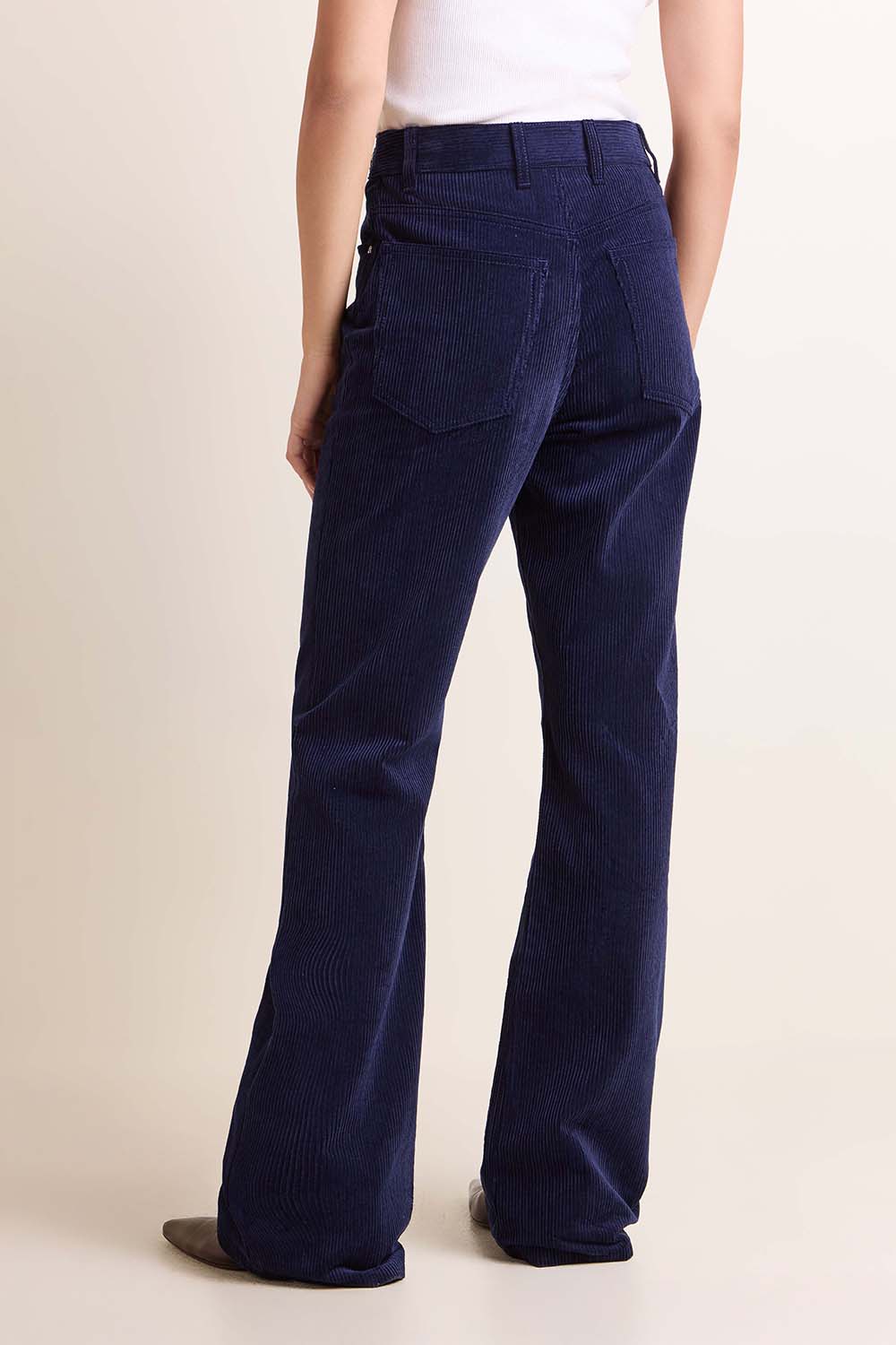 תמונת דוגמן אחורית של מכנסי קטיפה קורדרוי