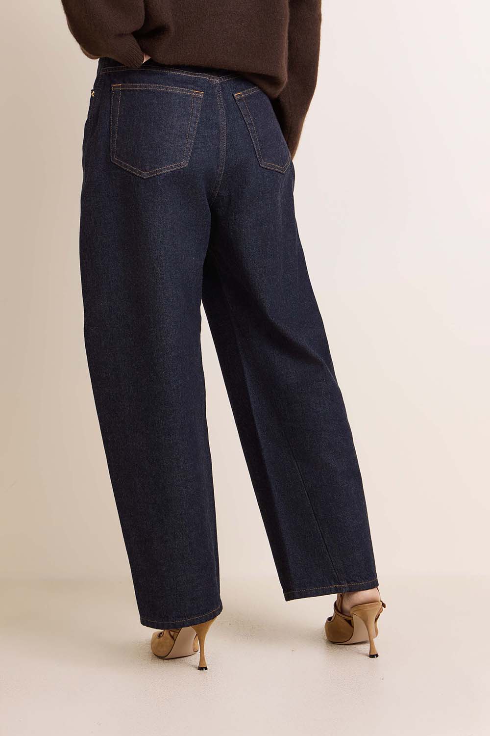 תמונת דוגמן אחורית של מכנסי ג'ינס בגזרת בלון