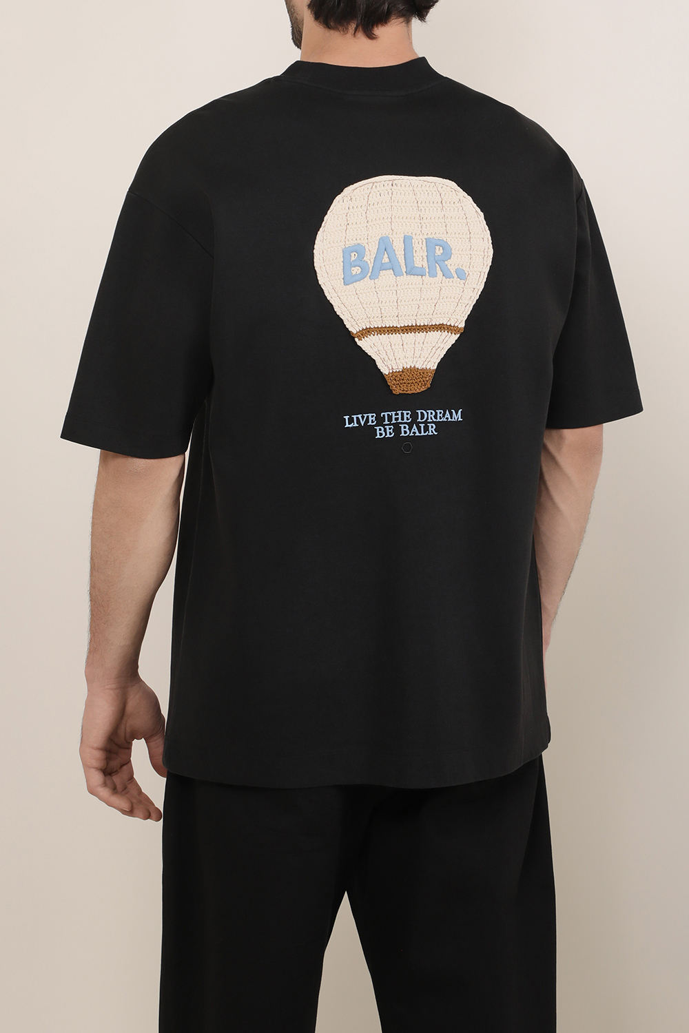 תמונת דוגמן אחורית של חולצת טי אוברסייז