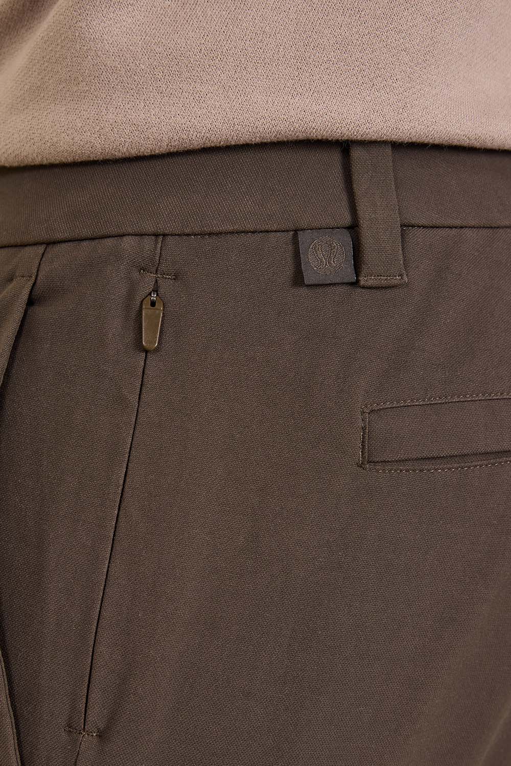 תמונת תקריב דוגמן של ABC Slim-Fit Trouser 32L VersaTwill