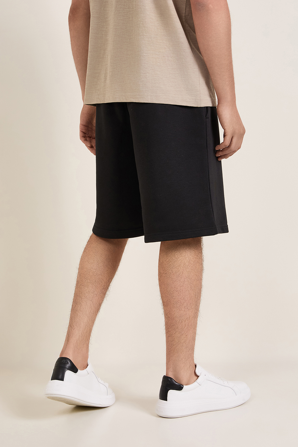 תמונת דוגמן אחורית של מכנסי ברמודה