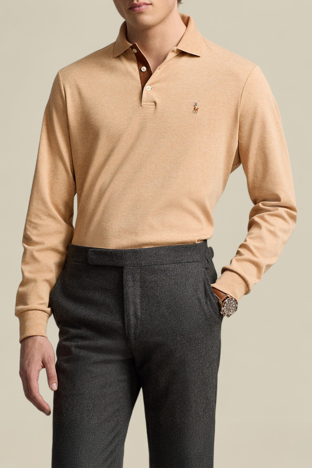 תמונת דוגמן קידמית של חולצת פולו ארוכה