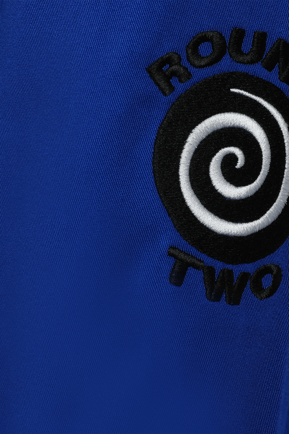 תמונת תקריב של אדידס X שון ווטרספון והוט הילס מעיל מרוצים עם פאצ'ים