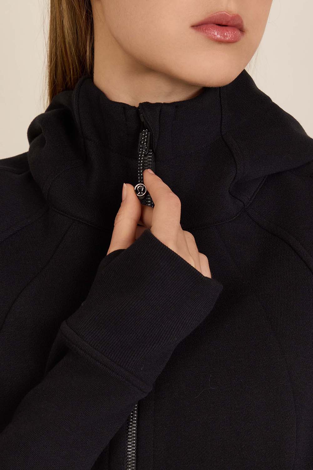 תמונת תקריב דוגמן של Scuba Full-Zip Cropped Hoodie