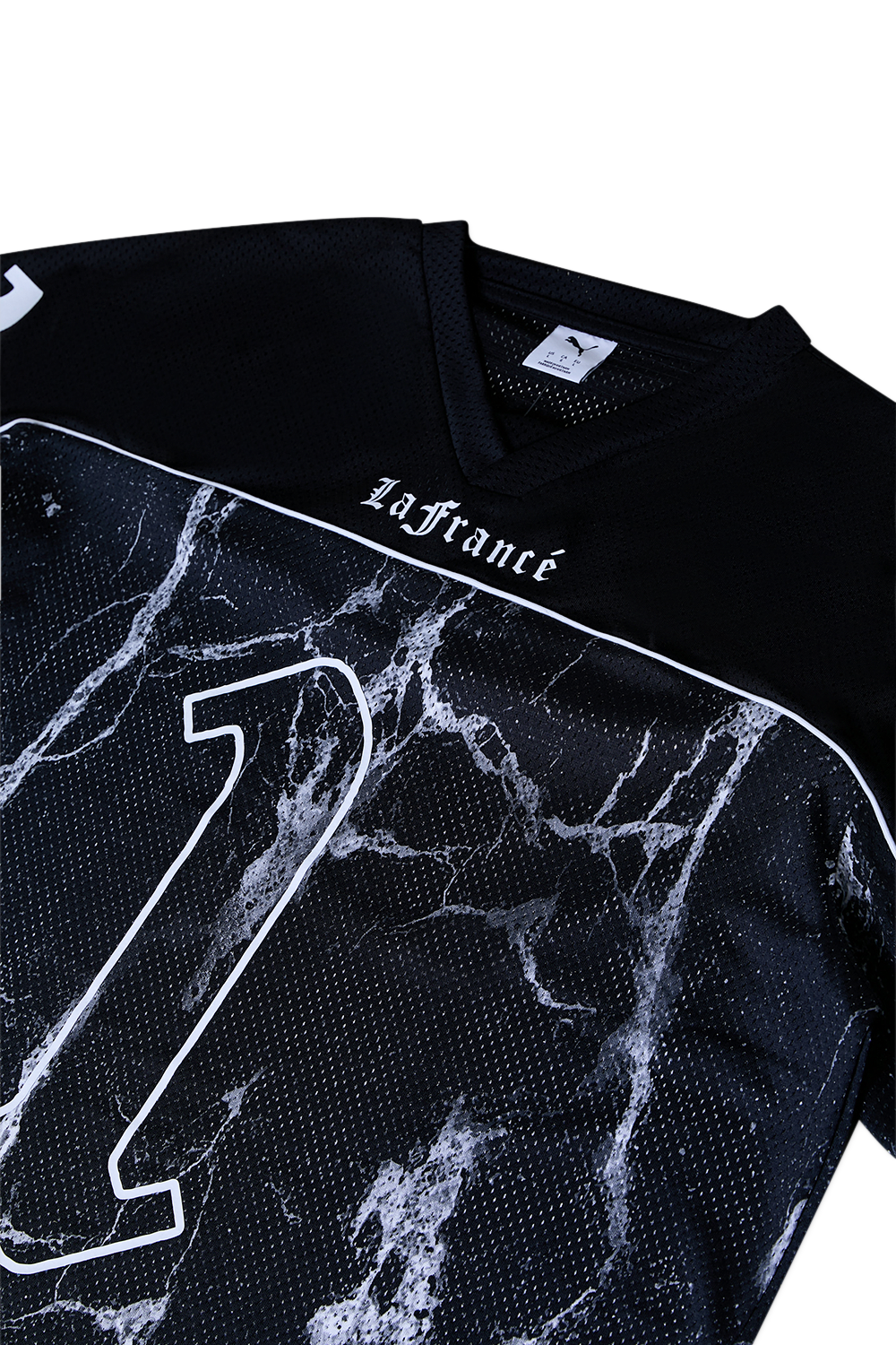 תמונת תקריב של פומה הופס X לאפרנס חולצת טי