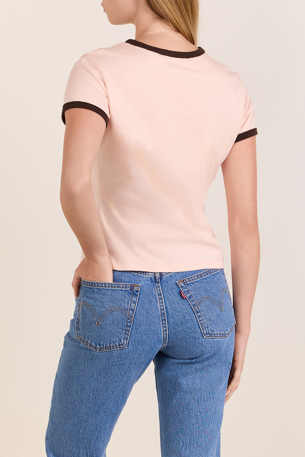 תמונת דוגמן אחורית של חולצת בייבי טי