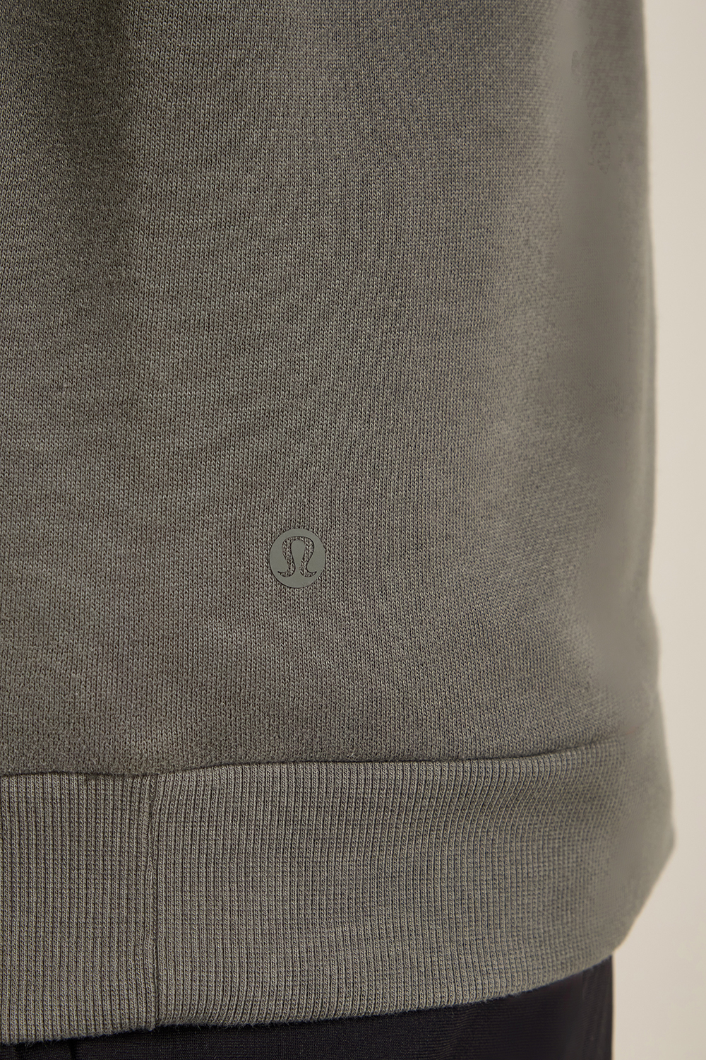 תמונת תקריב דוגמן של Steady State Pullover Hoodie