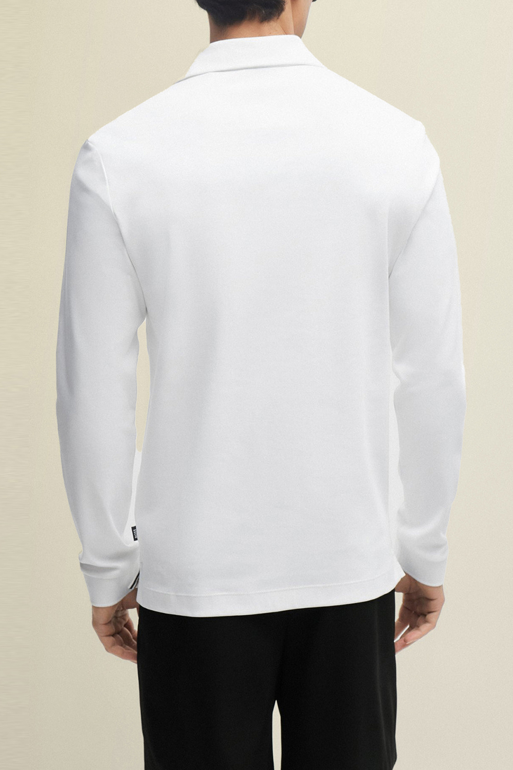 תמונת דוגמן אחורית של חולצת פולו ארוכה