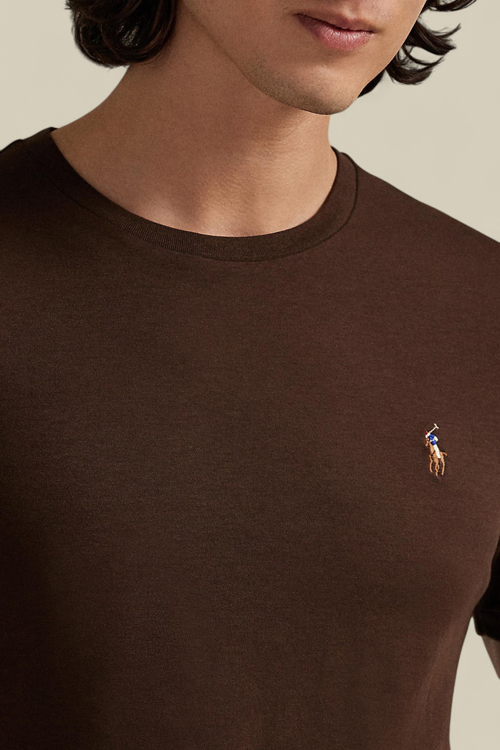 תמונת תקריב דוגמן של חולצת טי סלים